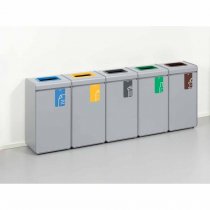Källsorteringsstation med fem återvinningskärl för flera avfallsfraktioner