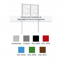 Anslagstavla utomhus med stolpar som informationstavla