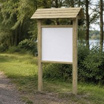Anslagstavla i utomhusmiljö vid gångstig i park