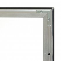 Baksidan av Crown affischram med aluminiumkonstruktion och fästhål för väggmontering