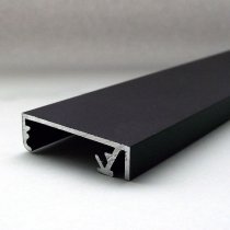 Närbild av Crown affischrams svarta strukturerade aluminiumprofil med gerade hörn