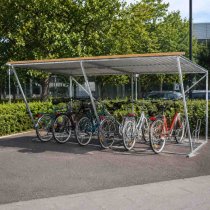 Cykelställ med tak i offentlig utemiljö