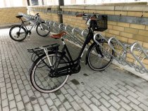 Säkert låsbart cykelställ med ramlås för väggmontage
