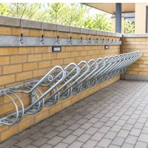 Säker cykelparkering med cykelställ vägg i offentlig miljö
