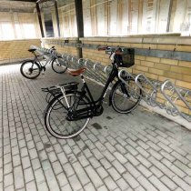 Cykel parkerad i vägghängt cykelställ 550