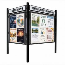 Informationstavla utomhus med stolpar och mittstolpe