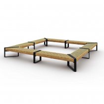 Fyrkantig Momentum utebänk 3600×3600 mm i linoljebehandlad furu och svart stålram RAL 9005.