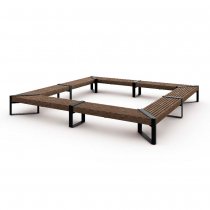Fyrkantig Momentum utebänk 3600×3600 mm i premium brun furu och svart stålram RAL 9005.