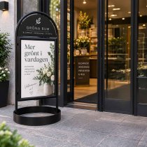 Gatupratare City svart utanför blomsterbutik