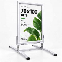 Silverfärgad RAL 9023 gatupratare wind med 70x100 affisch