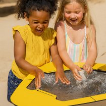 Barn som leker med vattenleksak