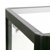 Hörndetalj på svart glasmonter med rundad ram och glasyta