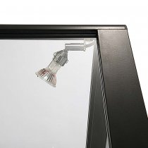 Integrerad LED-belysning i glasmonter för butik och utställning