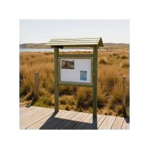 Informationstavla helt i trä vid strandpromenad