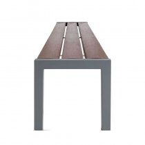 Närbild på bänksits i mörkbrun träliknande återvunnen plast på Silaos picknickbord, slitstarkt material för utomhusbruk.