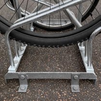 Låsbart cykelställ med låsbågar