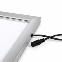 LED Lightbox 50x70 – detaljbild av aluminiumram och elektrisk anslutning