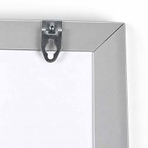 LED Lightbox 70x100 – upphängningsbeslag på baksidan för väggmontering