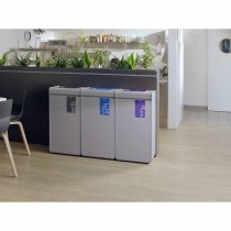 Källsorteringskärl 55 liter för plastförpackningar, papper och restavfall placerade i matsalsmiljö