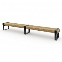 Långbänk ute Momentum i ljust furuträ med svart pulverlackerad metallram.