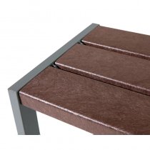 Ytstruktur på återvunnen plast i Silaos picknickbord, ett väderbeständigt material anpassat för offentlig miljö.