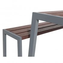 Ytstruktur på mörkbrun träliknande återvunnen plast i Silaos picknickbord, väderbeständigt och underhållsfritt material.