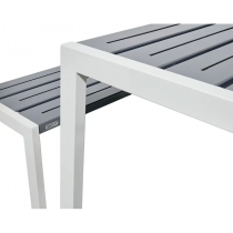 Närbild av Silaos parkbord i stål tillsammans med parkbänk i mörkgrå kulör