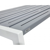 Närbild av stålkonstruktion och bordskant på Silaos parkbord 1820 mm