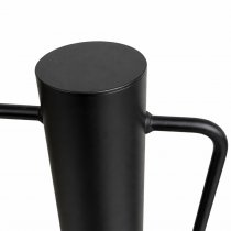 Närbild topp och låsögla svart cykelpollare Ø76 mm