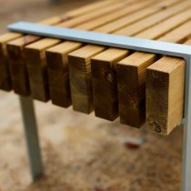 Detaljbild på trädetaljer utebänk Momentum