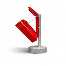 Tiltad röd papperskorg parken med fundament och stolpe