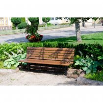 Parkbänk i offentlig miljö