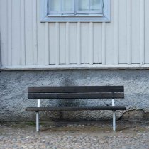 Ekeby parksoffa placerad vid hus