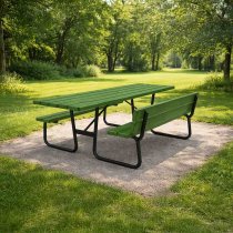 Bänkbord vid grönområde i park