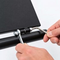 Montering av pulverlackad smidesskylt för vägg