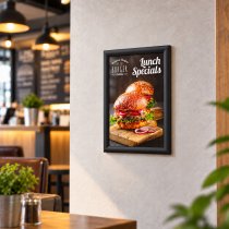Svart affischram med snäppramar på vägg i café
