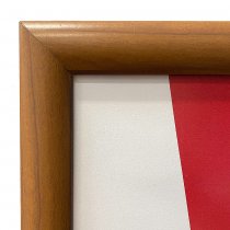 Detaljbild på snäppramens mörka träimitation och gerade hörn