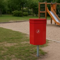 Papperskorg med lock röd nedgjuten vi d lekplats