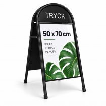 Svart gatupratare med toppskylt och 50x70 affisch
