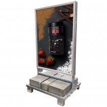 Stor gatupratare A0 i metall och tung fot av betong