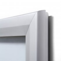 Närbild på gerad ram av anodiserad aluminium i skyltskåp