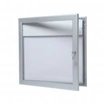 Våningsregister med rubrikplats 2xA4 och öppen låsbar glasdörr i silverfärgad aluminiumram.