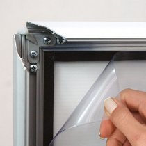 Närbild på frontplast och Vattentålig affischram A0 med extra tätning