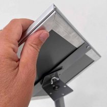 Skylthållare A4 silver justerbar orientering detalj