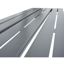 Detalj av bordsskiva i pulverlackerat stål på Silaos parkbord 1820 mm