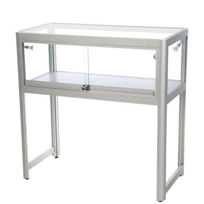 Låsbar glasmonter i silver med glaspartier och stabila ben