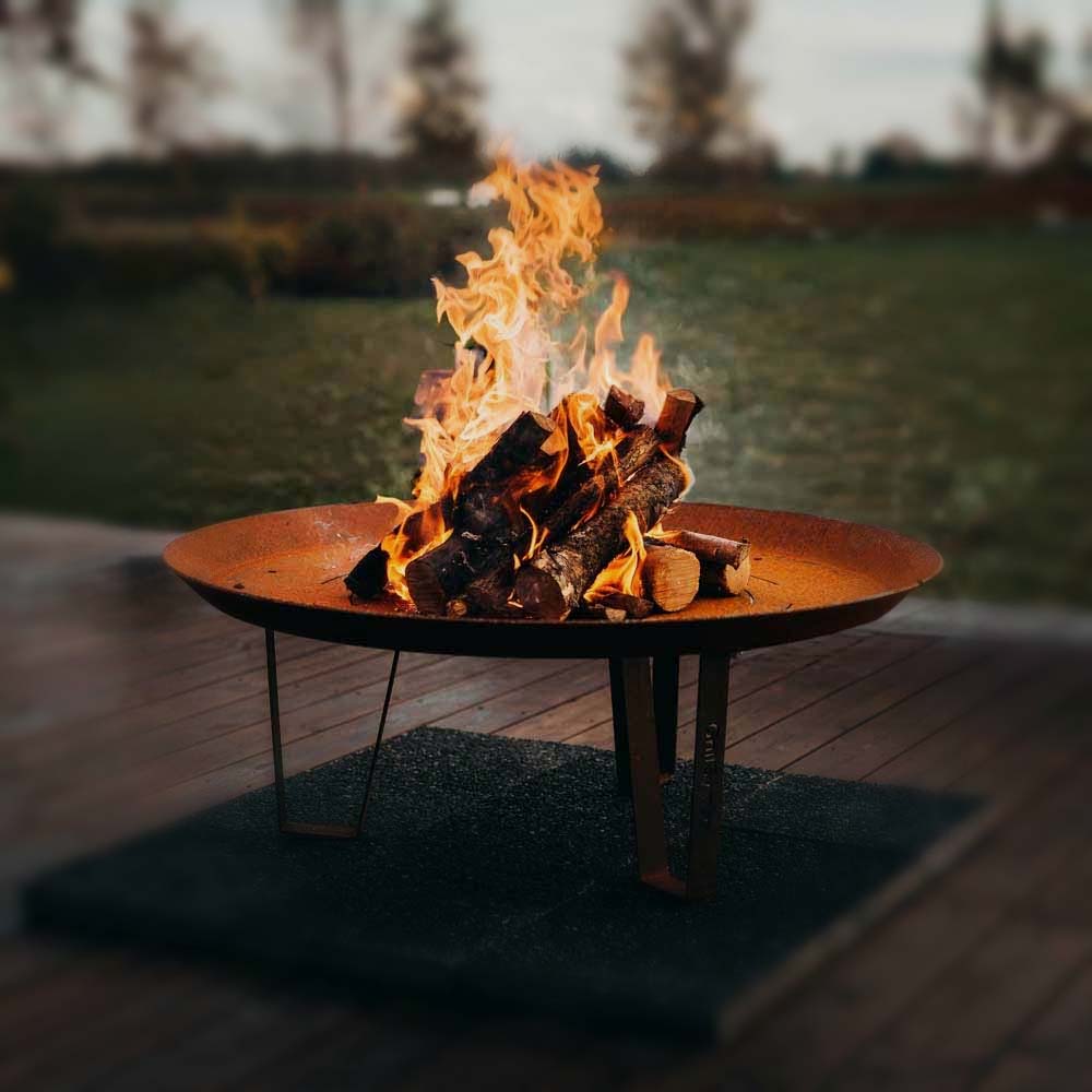 Eldstad och eldfat för mysig utemiljö