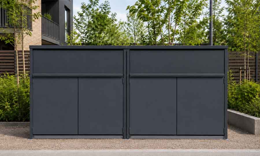 Två mörkgrå XL kärlskåp i modern utomhusmiljö vid bostadsområde